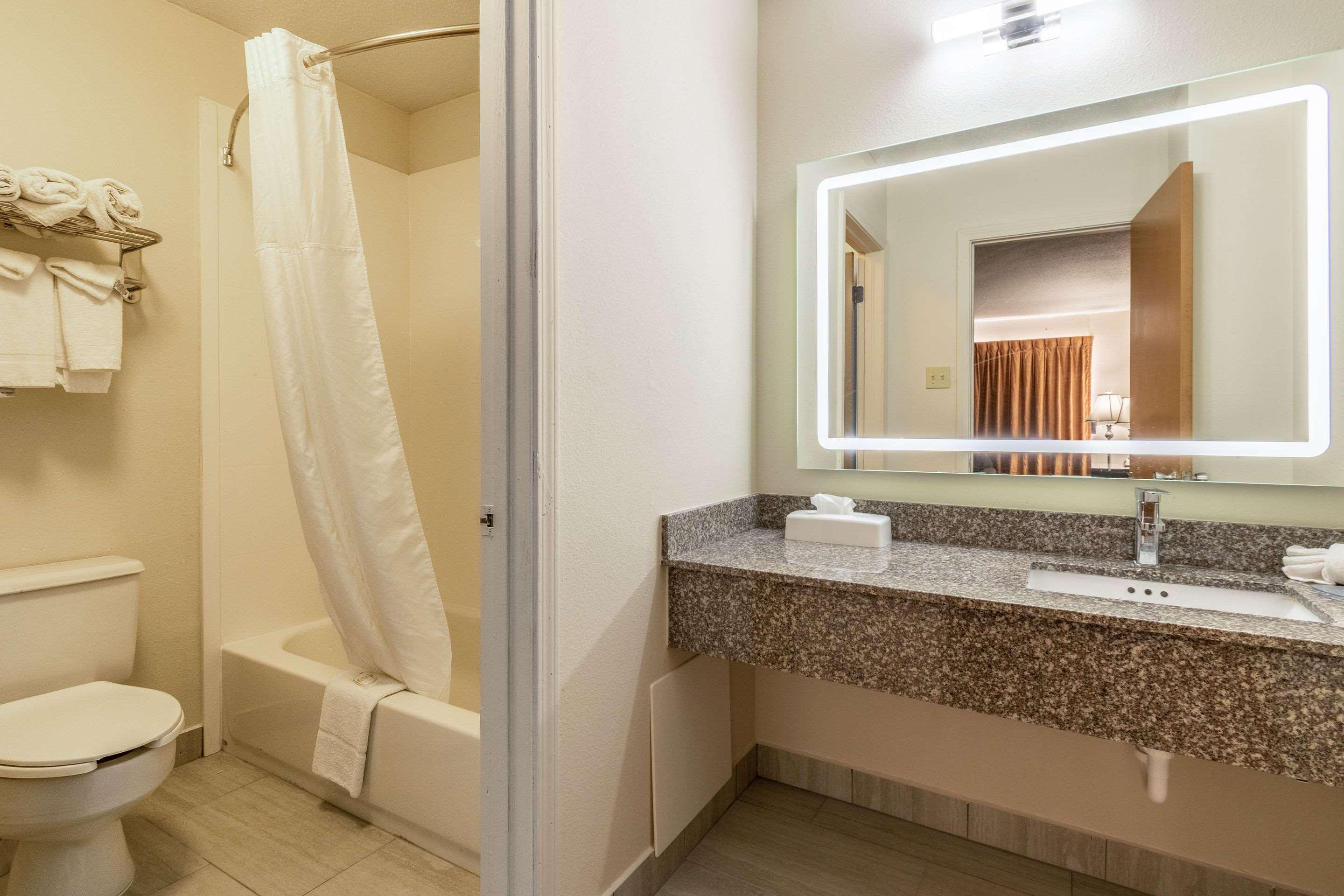 Quality Inn Блуумсбърг Екстериор снимка