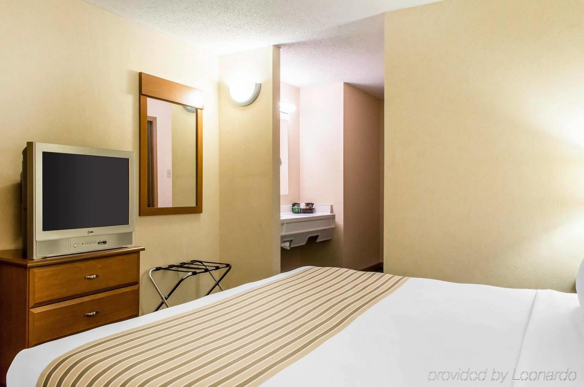 Quality Inn Блуумсбърг Екстериор снимка